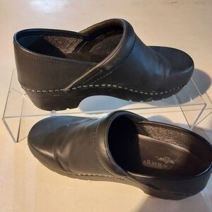 Womans round toe slip on clogs 7.5